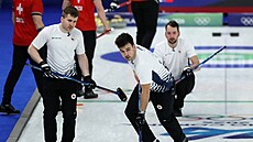 �e�i Luká� Klípa, Martin Jurík a Marek �ernovský b�hem curlingového zápasu...