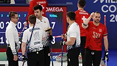 �e�i Luká� Klípa, Martin Jurík a Marek �ernovský b�hem curlingového zápasu...