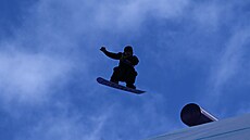 Jakub Hrone� z �eské republiky v akci b�hem disciplíny slopestyle. (15 února...