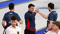 Luká� Klíma z �eské republiky slaví po vít�zství nad N�meckem v curlingu. (17....