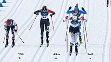 Kate�ina Janatová (druhá zleva)  v akci b�hem �tvrtfinále sprintu �en. (10....