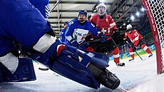 Ital Mats Frycklund (67) bojuje se �výcarem Nicem Hischierem (13) v zápase mezi...