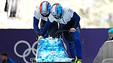 Izraelci Adam Edelman (vpravo) a Menachem Chen startují ve dvoumístném bobu....