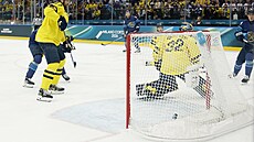 Nikolas Matinpalo z Finska st�ílí první gól p�es Filipa Gustavssona ze �védska....