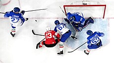 Nico Hischier ze �výcarska v akci s Matsem Frycklundem z Itálie. (17. února...