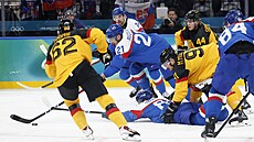 Adam Ru�i�ka ze Slovenska v akci s Parkerem Tuomiem z N�mecka. (18. února 2026)