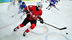 Simon Knak ze �výcarska v akci proti Itálii. (17. února 2026)