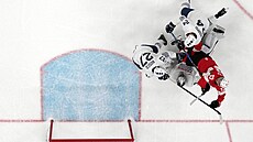 Nico Hischier ze �výcarska v akci p�ed brankou Francie. (12. února 2026)