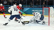 Damien Riat ze �výcarska v akci s Enzem Cantagallou z Francie. (12. února 2026)