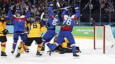 Pavol Regenda ze Slovenska slaví první gól se svými spoluhrá�i. (18. února 2026)
