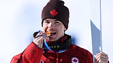 Zlatý medailista Mikael Kingsbury z Kanady slaví zlato za jízdu v boulích. (15....