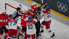 Luká� Sedlák (23) v souboji s Michaelem Forou ze �výcarska. (15. února 2026)