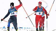 Ond�ej �erný (vlevo) z �eské republiky a Noe Naeff ze �výcarska p�ekra�ují...