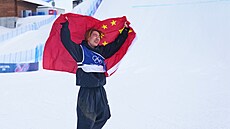 Zlatý medailista Su I-ming z �íny oslavuje své vít�zství po finále mu�ského...