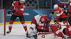 Luká� Sedlák (23) v souboji se �výcarskem. (15. února 2026)