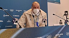 Emillien Jacquelin po zisku bronzu na tiskové konferenci (15. února 2026)