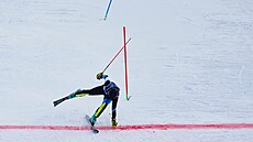Izraelský Barnabas Szollos p�ekra�uje cílovou �áru v slalomu mu��. (16. února...