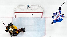 Slovenský hrá� Libor Hudá�ek (79) slaví poté, co Dalibor Dvorský (není na...