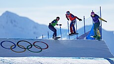 �eská reprezentantka Eva Adamczyková (v �erveném) b�hem osmifinále ve...