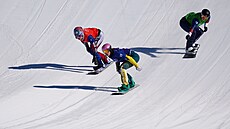 �eská reprezentantka Eva Adamczyková (v �erveném) b�hem osmifinále ve...