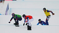 Radek Houser (29) b�hem osmifinále mu�� ve snowboardcrossu. (12. února 2026)