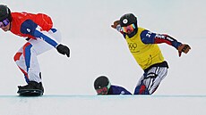 Radek Houser (29) b�hem osmifinále mu�� ve snowboardcrossu. (12. února 2026)