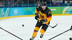 N�mec John Peterka (77) v akci b�hem �tvrtfinálového zápasu mu��. (18. února...