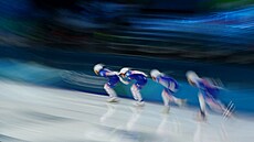 Tým USA b�hem rozcvi�ky p�ed semifinále �enské týmové stíha�ky. (17. února 2026)