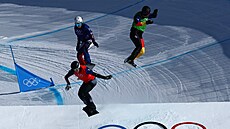 �eská reprezentantka Karolína Hr��ová (v modrém) b�hem osmifinále ve...