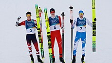Jens Luraas Oftebro (5) z Norska získává zlatou medaili v severské kombinaci...