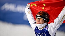 Zlatá medailistka Sü Meng-tchao z �íny slaví s národní vlajkou po vít�zství ve...
