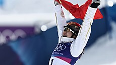 Zlatá medailistka Sü Meng-tchao z �íny slaví s národní vlajkou po vít�zství ve...