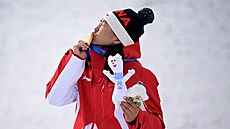 Zlatá medailistka Sü Meng-tchao z �íny slaví s národní vlajkou po vít�zství ve...