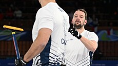 Luká� Klípa z �eské republiky b�hem zápasu curlingu proti �ín�. (18. února 2026)