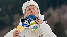 Zlatý medailista Johannes Hoesflot Klaebo z Norska pózuje na stupních vít�z�....