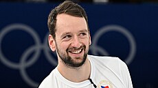 Luká� Klípa z �eské republiky b�hem zápasu curlingu proti �ín�. (18. února 2026)