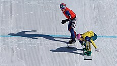 �eská reprezentantka Eva Adamczyková (v �erveném) ve finále snowboardcrossu...