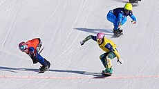 �eská reprezentantka Eva Adamczyková (v �erveném) ve finále snowboardcrossu...