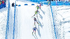 Biatlonisté na trati stíhacího závodu v Anterselv�. (15. února 2026)