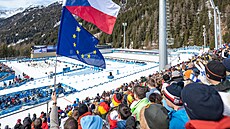 Biatlonisté na trati stíhacího závodu v Anterselv�. (15. února 2026)