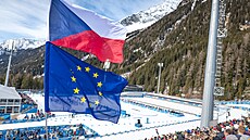 Biatlonisté na trati stíhacího závodu v Anterselv�. (15. února 2026)