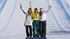 Eva Adamczyková (vlevo) vybojovala ve snowboardcrossu olympijské st�íbro. (13....