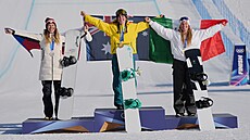 Eva Adamczyková (vlevo) vybojovala ve snowboardcrossu olympijské st�íbro. (13....