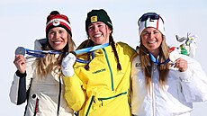 Eva Adamczyková (vlevo) vybojovala ve snowboardcrossu olympijské st�íbro. (13....
