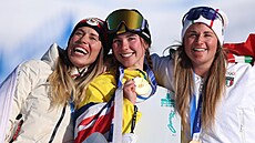 Eva Adamczyková (vlevo) vybojovala ve snowboardcrossu olympijské st�íbro. (13....