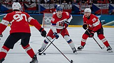 Martin Ne�as rozehrává mezi dv�ma protihrá�i.  (15. února 2026)