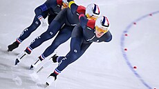 Francouzský tým sout�í v mu�ském týmovém stíhacím závod� v rychlobruslení....