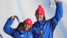 Zlatí medailisté Charlotte Bankesová a Huw Nightingale z Velké Británie slaví...