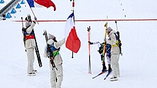 Tým Francie. Benedová, Jeanmonnotová, Michelonová a Simonová z Francie oslavují...