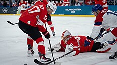 Filip Chlapík (14) v souboji se �výcarskem. (15. února 2026)